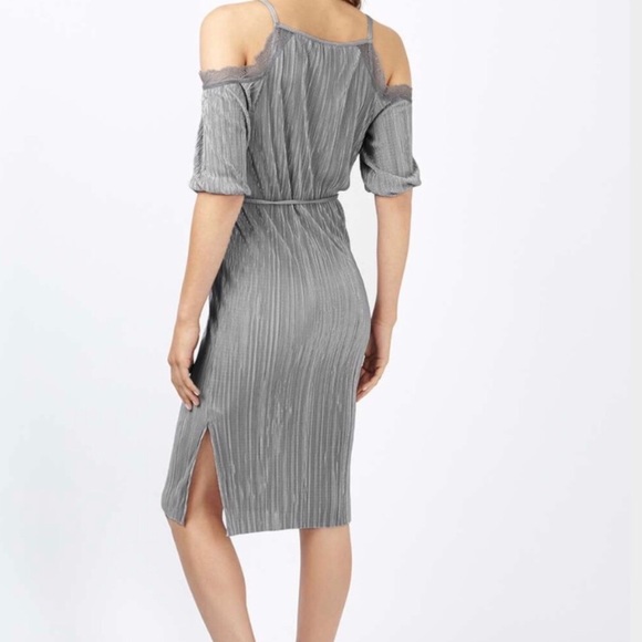 Top shop cold shoulder dress! Size 4 US - Picture 2 of 4